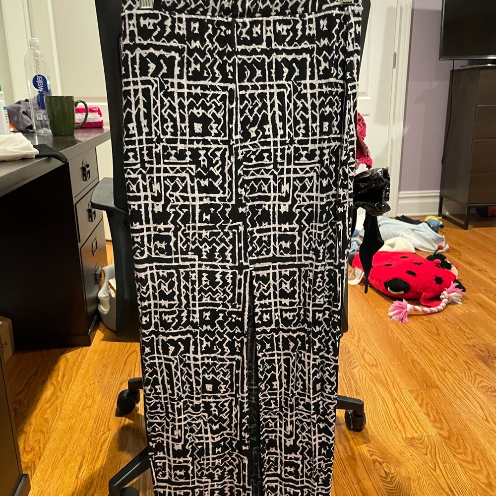Black and white patterned maxi skirt with a slit